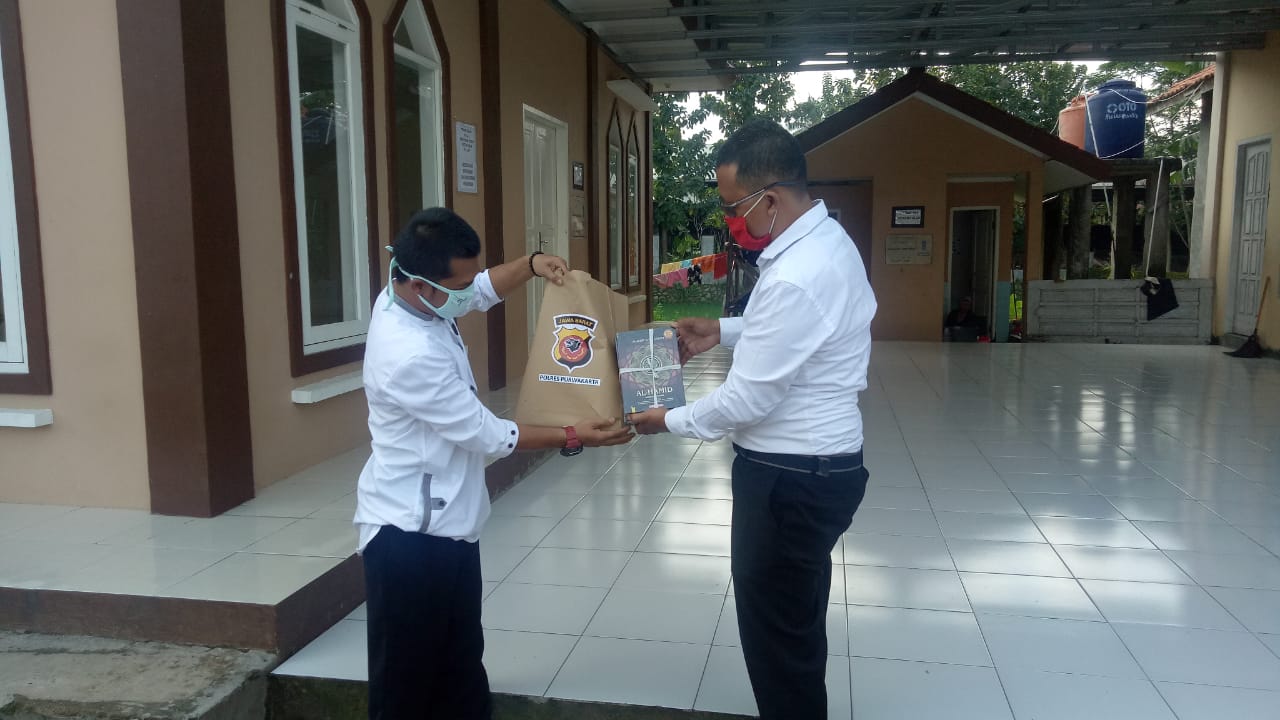 Sambut HANI, Polres Purwakarta Wakafkan Al-quran ke Berbagai Pesantren